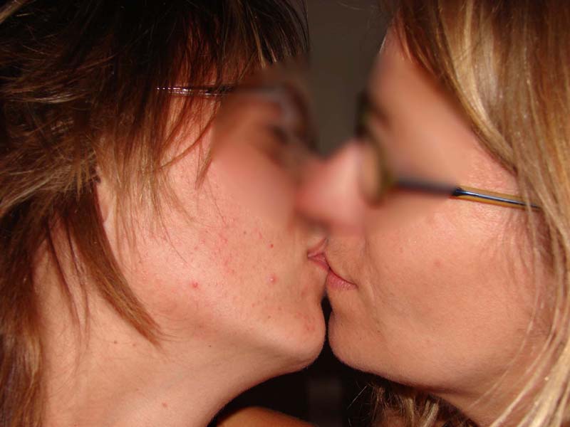 Femmes lesbiennes s'embrassent